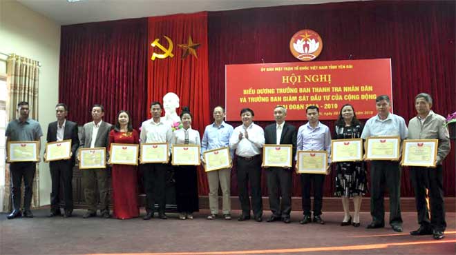 Đồng chí Giàng A Tông - Ủy viên Ban Thường vụ Tỉnh ủy, Chủ tịch Ủy ban MTTQ tỉnh tặng bằng khen cho các Trưởng ban TTDN và Trưởng ban GSĐTCĐ tiêu biểu, giai đoạn 2014 - 2019.