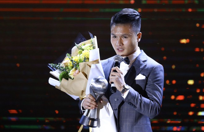 Cầu thủ Nguyễn Quang Hải nhận giải Cầu thủ nam của năm.