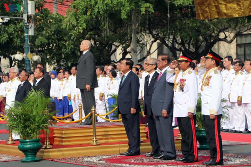 Lễ chào cờ trong ngày kỷ niệm Quốc khánh Campuchia.
