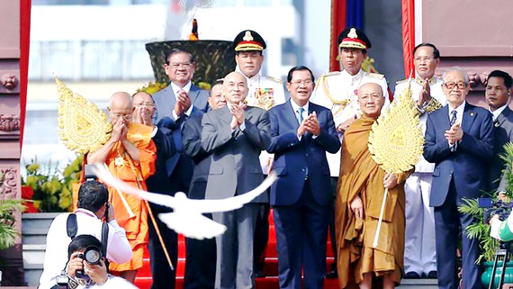 Quang cảnh lễ kỷ niệm Quốc khánh lần thứ 66 của Vương quốc Campuchia.