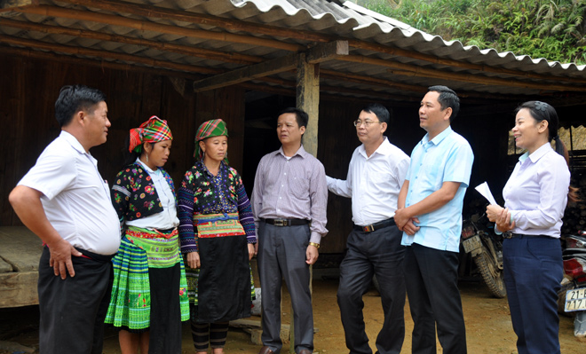 Đồng chí Trần Xuân Thủy - Trưởng Ban Dân tộc tỉnh (người đứng thứ hai từ phải sang) trao đổi với bà con tại khu tái định cư Táng Khờ 1.
