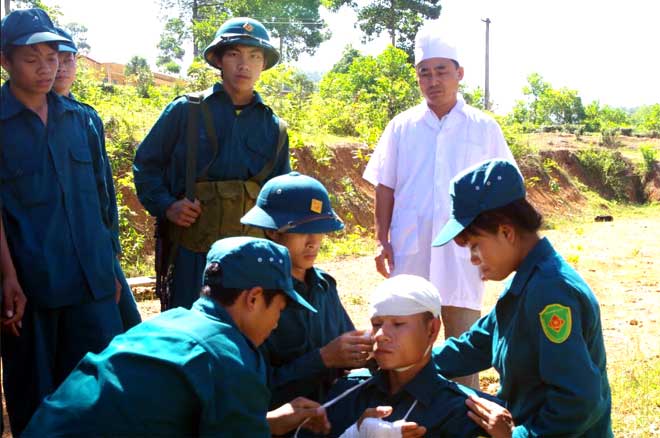 Lực lượng dân quân tự vệ huyện Văn Chấn thực hành sơ cứu y tế trong huấn luyện.