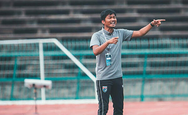 HLV Sritaro nhận việc từ năm 2018 nhưng không giúp đội U19 Thái Lan tiến bộ.