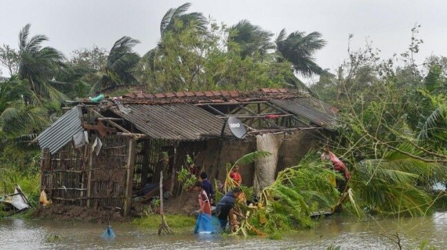 Một căn nhà ở bang Tây Bengal, Ấn Độ bị hư hại nặng nề.