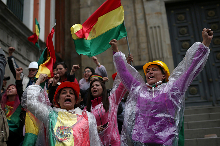 Người dân ăn mừng Tổng thống Morales từ chức trên đường phố La Paz hôm 10/11. Ảnh