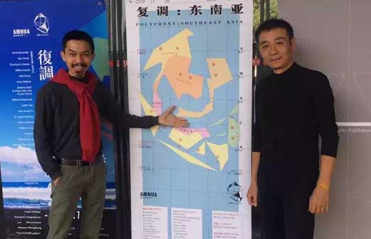 Nghệ sĩ Trần Lương (phải) bên poster triển lãm tại Nam Kinh không còn 