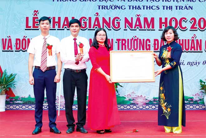 Đồng chí Lương Thị Xuyến - Phó Chủ tịch UBND huyện Mù Cang Chải trao Bằng công nhân Trường tiểu học và THCS thị trấn Mù Cang Chải đạt chuẩn quốc gia mức độ 1.