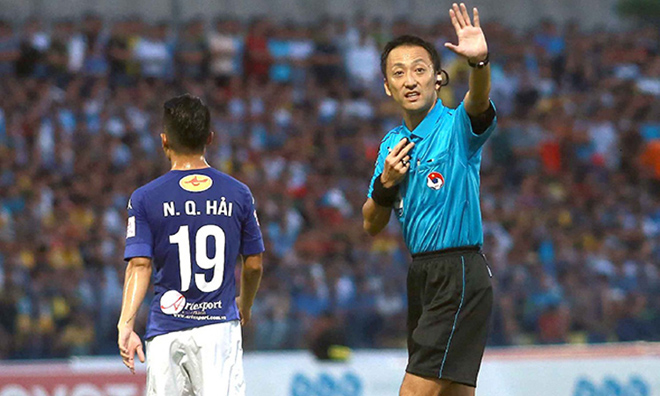 Trọng Iida điều khiển trận Hà Nội - Thanh Hóa ở V-League 2017.