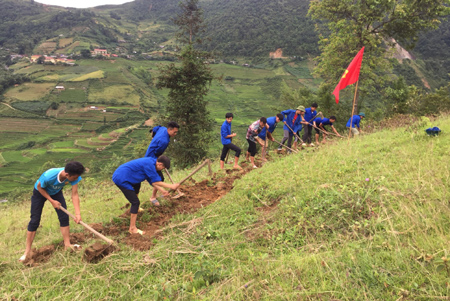 Đoàn viên thanh niên huyện Mù Cang Chải trên công trình khai hoang ruộng bậc thang, góp phần thực hiện tốt Phong trào thi đua “Dân vận khéo”.