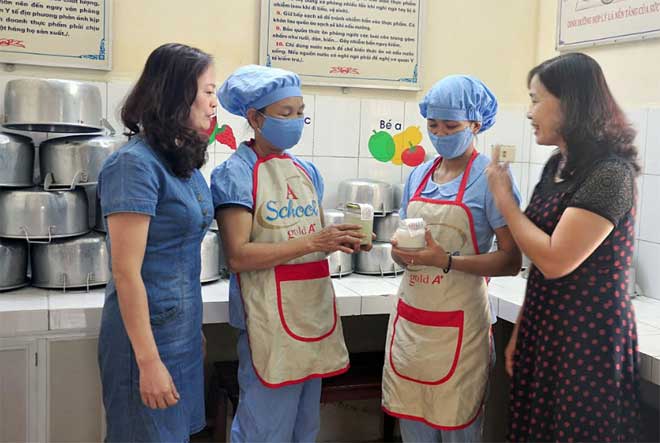 Ban Giám hiệu Trường Mầm non Hoa Hồng, thị trấn Cổ Phúc kiểm tra việc lưu mẫu thức ăn tại bếp ăn nhà trường.