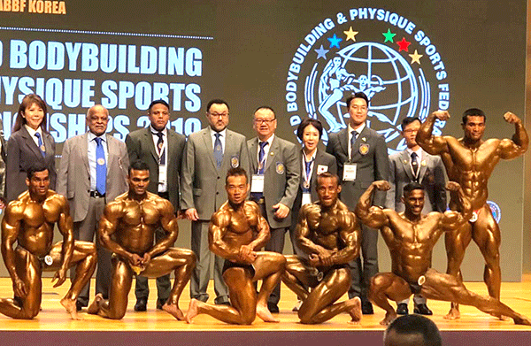 Lực sĩ Nguyễn Anh Thông của Cần Thơ (thứ 3 từ trái sang) đoạt HCV hạng cân 60kg nam tại giải thế giới.
