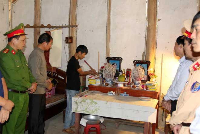 Lãnh đạo Ban An toàn giao thông tỉnh thăm hỏi gia đình anh Phạm Anh Sơn - thôn Trung Tâm, xã Thịnh Hưng, huyện Yên Bình.