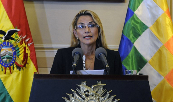 Phó chủ tịch Thượng viện Bolivia Jeanine Anez phát biểu tại Phủ tổng thống ở La Paz hôm 13/11 sau khi tuyên bố là Tổng thống lâm thời.