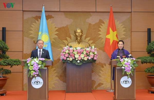 Họp báo chung giữa Chủ tịch Quốc hội Việt Nam và Kazakhstan