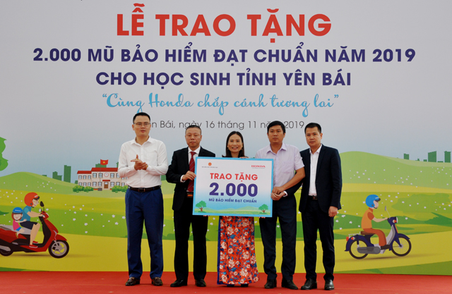 Đại diện Honda Việt Nam trao biểu trưng 2.000 mũ bảo hiểm cho đại diện các trường