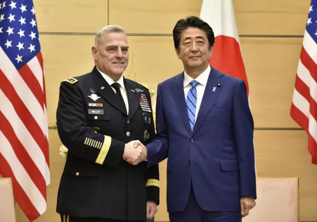 Thủ tướng Nhật Bản Abe Shinzo bắt tay Chủ tịch Hội đồng Tham mưu trưởng Liên quân Hoa Kỳ Mark Milley.