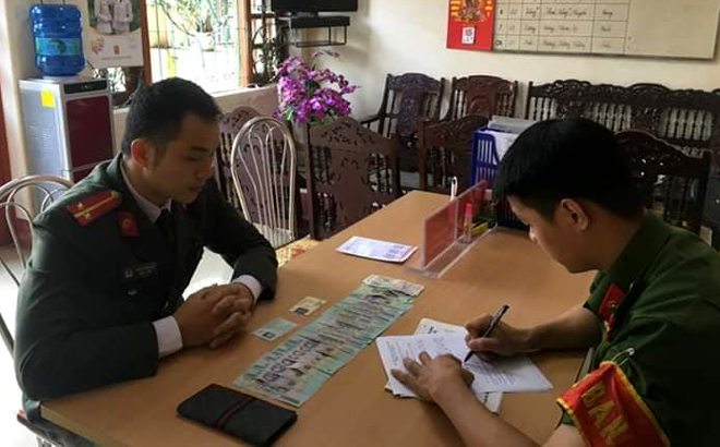 Trung úy Triệu Quý Tư trình báo và giao nộp chiếc ví bị rơi cho Công an phường Đồng Tâm