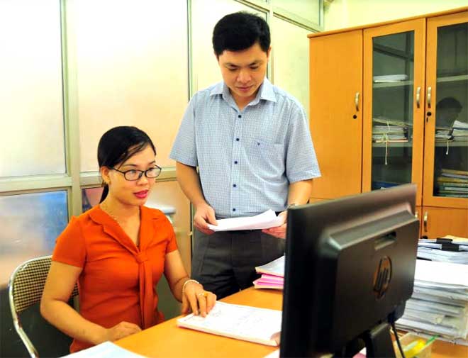Cán bộ Chi cục Thuế huyện Trấn Yên rà soát danh sách các doanh nghiệp nợ đọng thuế trên địa bàn.