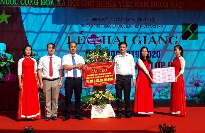 Lãnh đạo Agribank Chi nhánh Bắc Yên Bái trao tặng công trình trường học cho xã Lang Thíp, huyện Văn Yên.