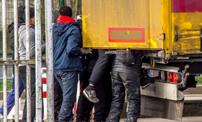 Cảnh sát Tây Ban Nha bắt giữ xe tải chứa đầy người nhập cư.