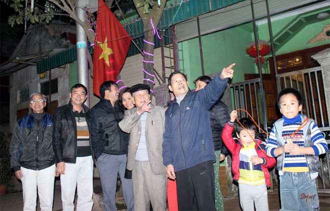 Nhân dân phường Nam Cường và phường Nguyễn Thái Học bàn phương án phối hợp trang trí tuyến đường Trần Bình Trọng.
