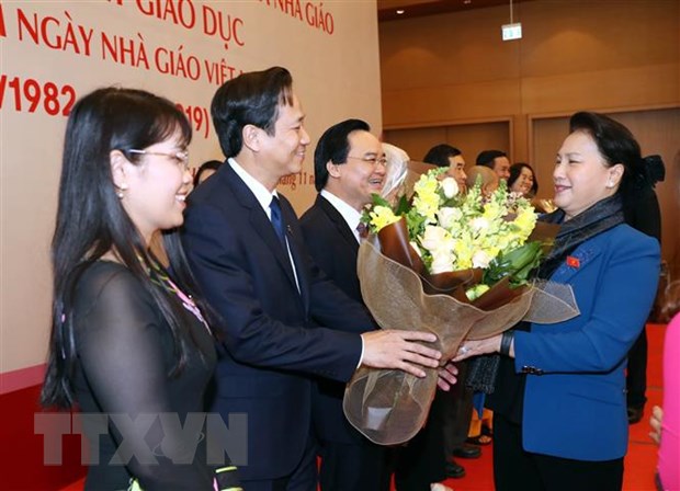 Chủ tịch Quốc hội Nguyễn Thị Kim Ngân tặng hoa các đại biểu tại buổi gặp mặt.