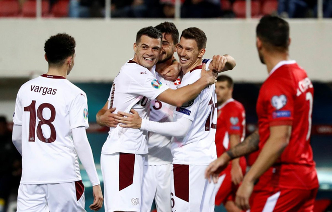 Thụy Sĩ (áo trắng) giành vé dự vòng chung kết Euro 2020.