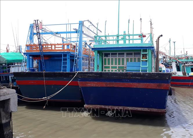 “Tàu 67” của ngư dân xã Phước Diêm, huyện Thuận Nam, Ninh Thuận phải nằm bờ dài ngày vì hoạt động thua lỗ.