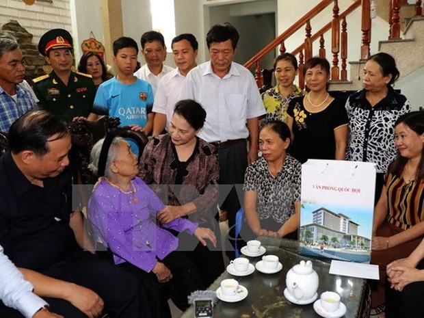 Chủ tịch Quốc hội Nguyễn Thị Kim Ngân tới thăm, tặng quà Mẹ Việt Nam Anh hùng.