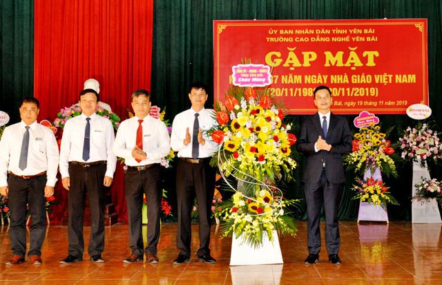 Đồng chí Dương Văn Tiến - Phó Chủ tịch UBND tỉnh tặng hoa chúc mừng nhà trường nhân kỷ niệm 37 năm Ngày Nhà giáo Việt Nam.
