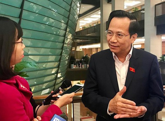 Bộ trưởng Đào Ngọc Dung chia sẻ với báo chí bên hành lang Quốc hội
