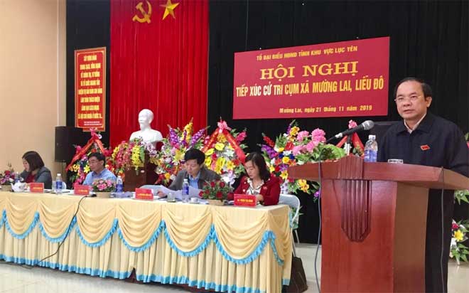 Đồng chí Tạ Văn Long - Phó chủ tịch Thường trực UBND tỉnh phát biểu tại Hội nghị tiếp xúc cử tri hai xã Mường Lai và Liễu Đô.