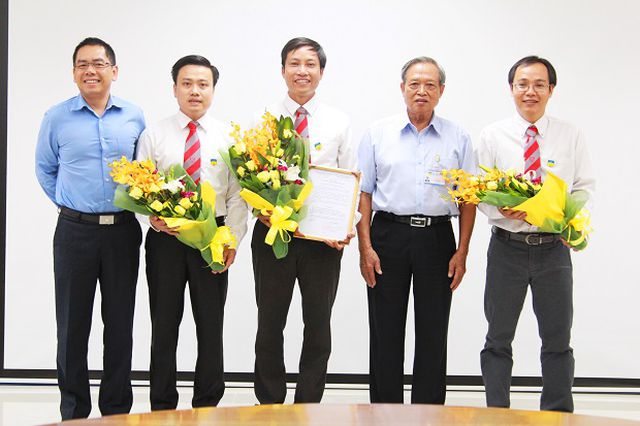 PGS.TS Nguyễn Xuân Hùng (người ở giữa) từng có 5 năm liên tiếp trong top 1% nhà khoa học ảnh hưởng nhất thế giới (ảnh trường ĐH Công nghệ TPHCM).