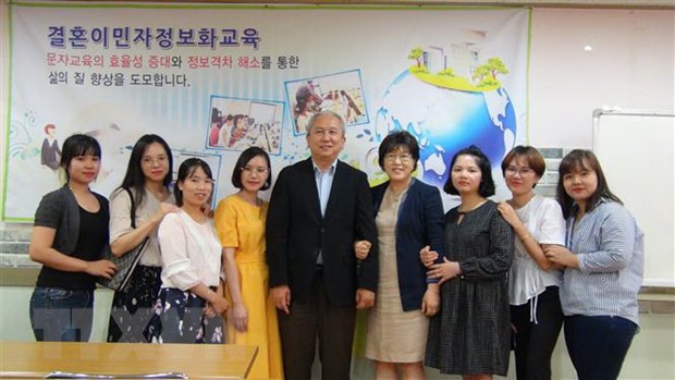 Đại sứ Việt Nam tại Hàn Quốc Nguyễn Vũ Tú (giữa) thăm các cô dâu Việt tai Trung tâm nhân quyền phụ nữ kết hôn di trú tỉnh Jeonnam.