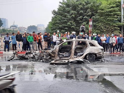 Hiện trường vụ tai nạn sáng 20/11/2019, tại cầu Hòa Mục, đoạn nút giao Lê Văn Lương - Nguyễn Ngọc Vũ (Hà Nội), khi một chiếc ô tô mang hiệu Mercedes đi qua ngã tư với tốc độ cao đâm vào 2 xe máy, 1 xe đạp điện.