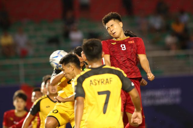 Với 4 bàn thắng vào lưới Brunei, Hà Đức Chinh (9) san bằng kỷ lục ghi 4 bàn/trận của đàn anh Lê Huỳnh Đức tồn tại suốt 20 năm qua.