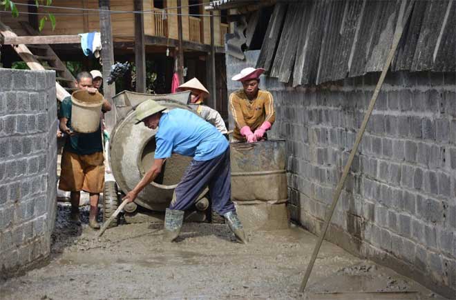 Nguồn vốn đầu tư xây dựng đường bê tông tại xã Nghĩa Lợi luôn đảm bảo việc dân biết, dân làm, dân kiểm tra.