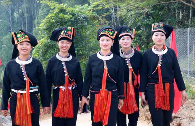 Phụ nữ dân tộc Dao thôn 2 Túc, xã Phúc Lợi trong trang phục dân tộc.
