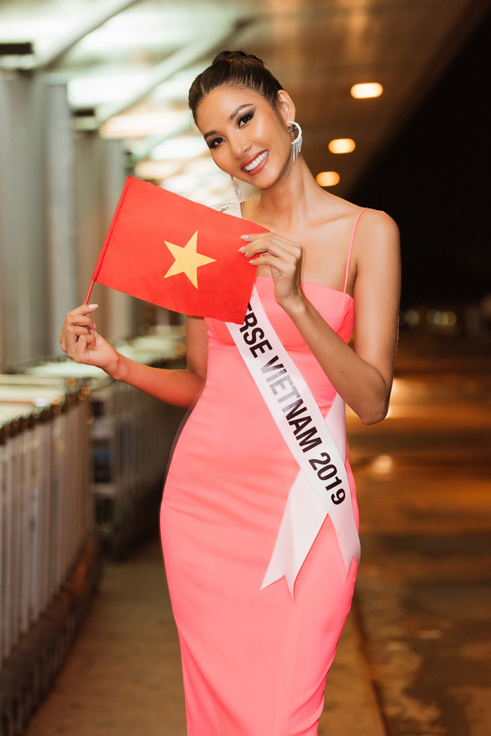 Á hậu Hoàng Thùy lên đường dự thi Hoa hậu Hoàn vũ 2019.