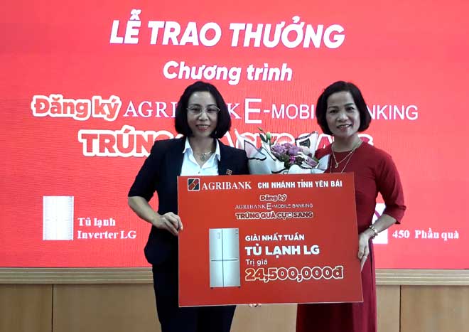 Thay mặt lãnh đạo Agribank chi nhánh tỉnh Yên Bái, bà Đào Phương Thảo trao giải nhất cho khách hàng Nguyễn Thị Hải Yến.