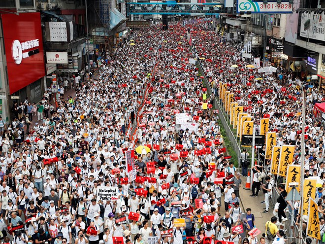 Người biểu tình tràn ngập đường phố Hong Kong ngày 9/6.