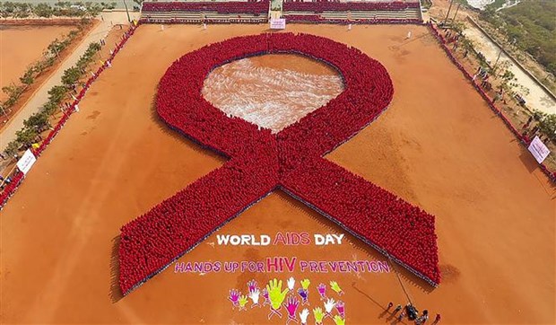 Xếp hình ruybăng đỏ nhân Ngày Thế giới phòng, chống HIV/AIDS tại Bhubaneswar, Ấn Độ.