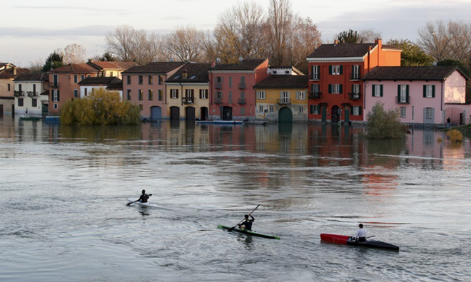 Người dân chèo thuyền về những ngôi nhà bị ngập sau khi sông Ticino tại Pavia, Italy tràn bờ hôm 25/11.