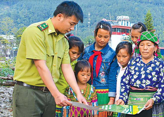 Cán bộ kiểm lâm huyện Trạm Tấu tuyên truyền phòng cháy, chữa cháy rừng cho người dân.