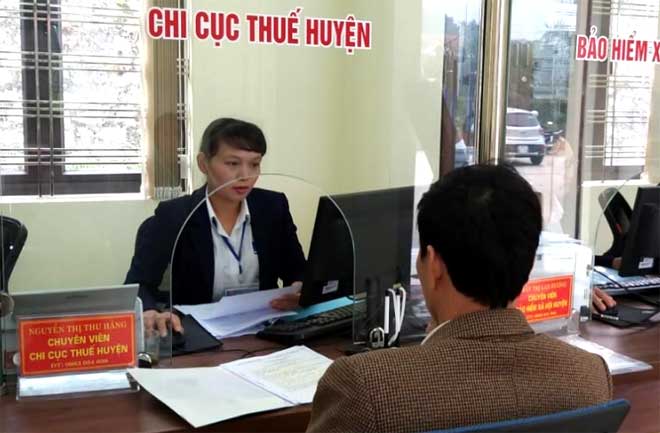 Người dân đến giao dịch tại Bộ phận Phục vụ hành chính công huyện Yên Bình.