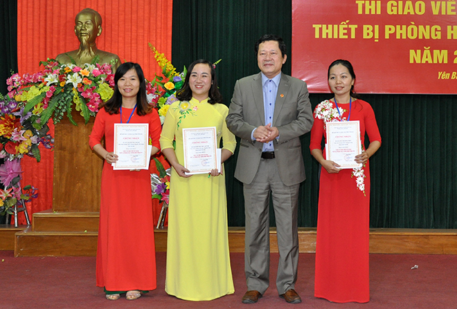 Đồng chí Vương Văn Bằng - Giám đốc Sở Giáo dục và Đào tạo trao giải Nhất cho các giáo viên xuất sắc.