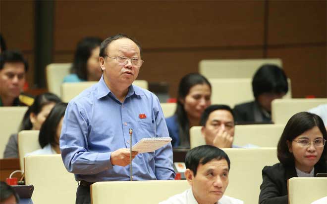Đại biểu Giàng A Chu - đoàn Đại biểu Quốc hội tỉnh Yên Bái tham gia thảo luận tại hội trường về chủ trương đầu tư Dự án hồ chứa nước Ka Pet, huyện Hàm Thuận Nam, tỉnh Bình Thuận. (Ảnh: TTXVN)