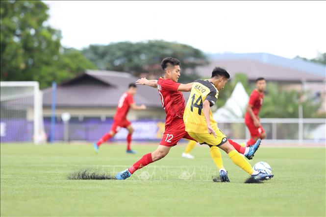 Một pha tranh chấp bóng quyết liệt của cầu thủ U22 Việt Nam - U22 Brunei.