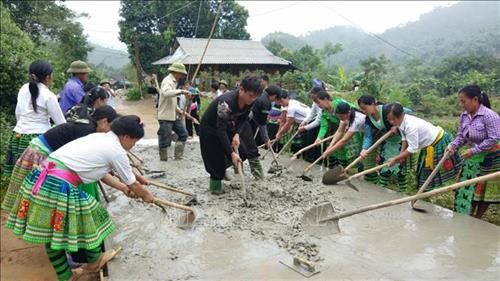 Người dân xã Hồng Ca, huyện Trấn Yên làm đường giao thông nông thôn, xây dựng nông thôn mới