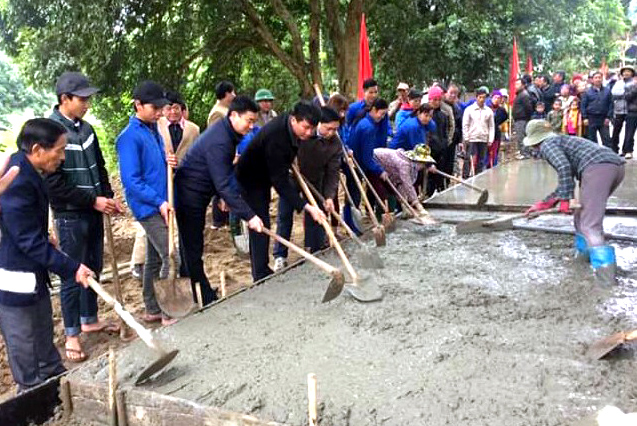 Cùng với sự đầu tư của Nhà nước, người dân xã Lâm Giang tích cực tham gia làm đường giao thông.